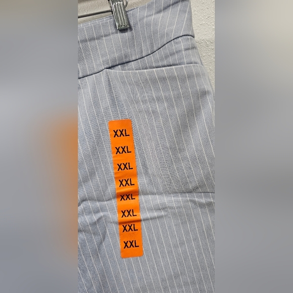 Hilary Radley Women's Mid Rise Bermuda Blue White Shorts 9" Inseam Size XXL NWT - Picture 2 of 12